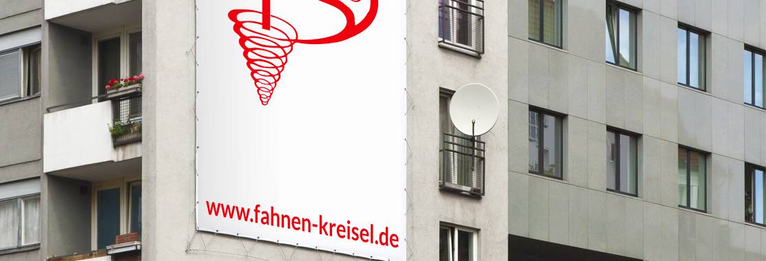 Am Hochhaus angebrachte Fassadenwerbung auf PVC-beschichtetem Netzvinyl