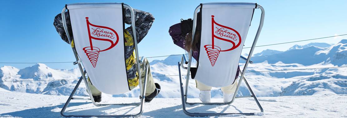 Fahnenkreisel bedruckte Liegestühle für das perfekte Ski-Teambuilding