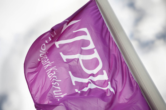 Werbefahne lila mit Logo