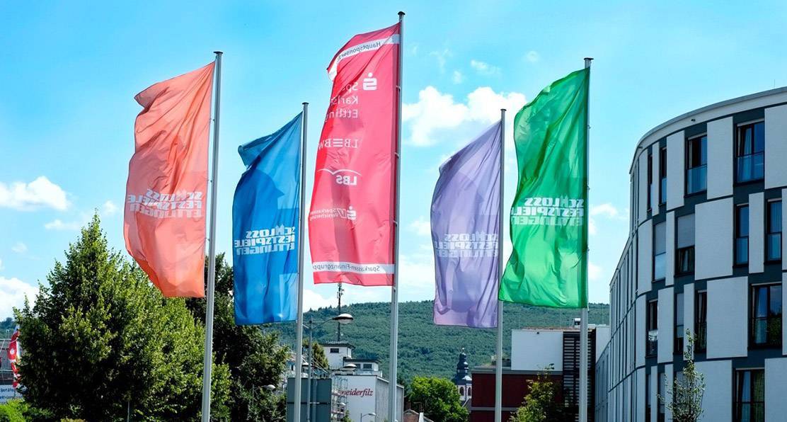 Werbefahnen vor Gebäude von Fahnen-Kreisel