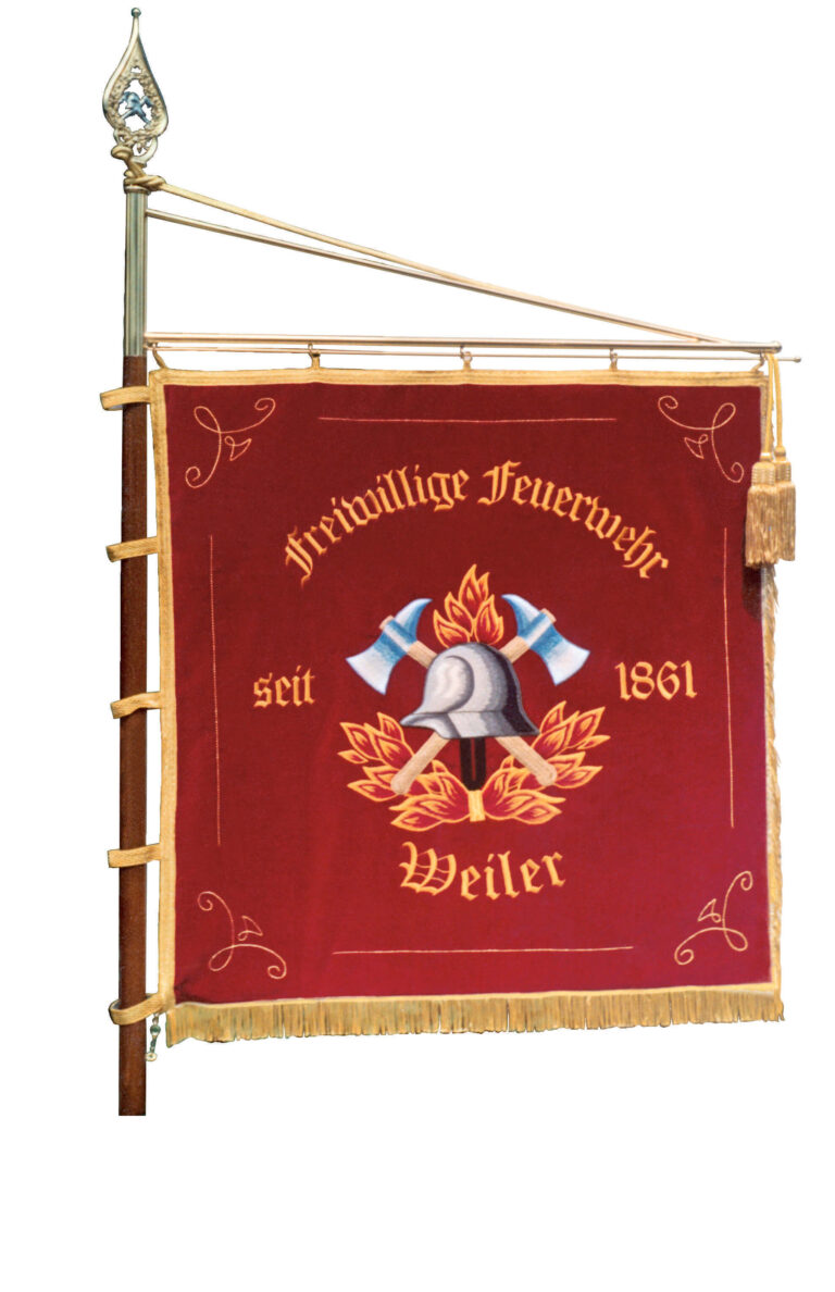 Neuherstellung gestickte Feuerwehrstandarte mit Motiv Helm und gekreuzte Beile und Flammen