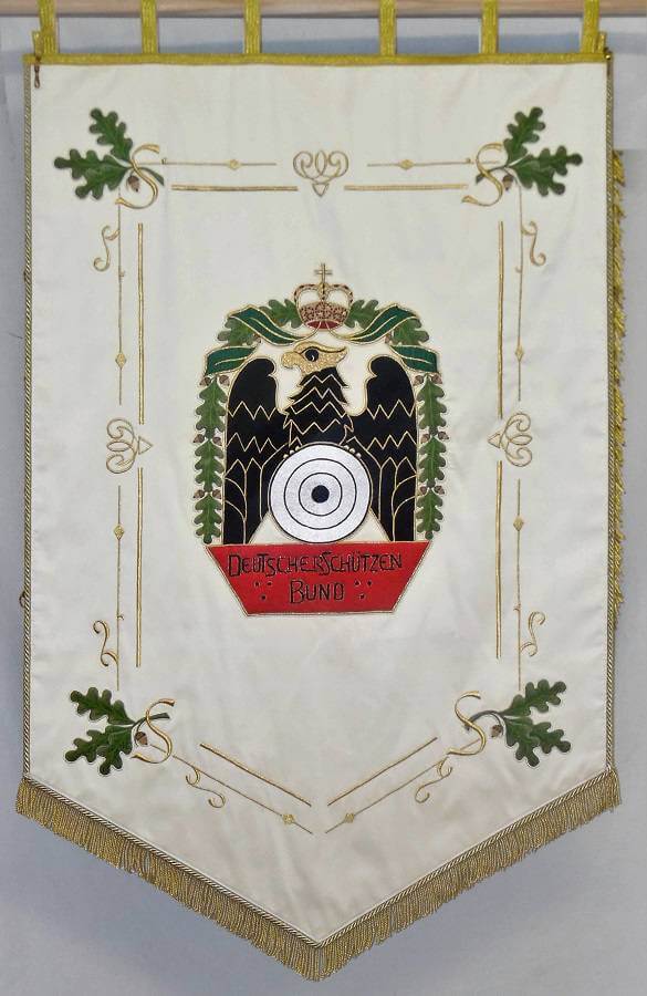 Gestickte Fahne für Kameradschaft_Deutscher Schützenbund von Fahnen-Kreisel