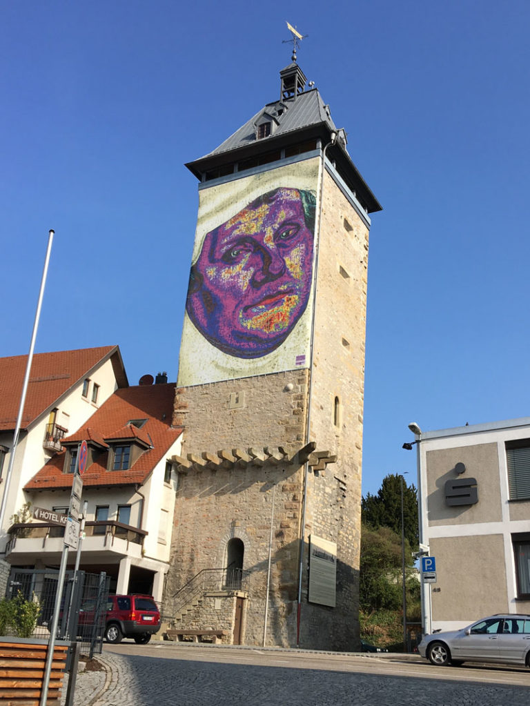 Individuell bedruckte XXL-Fassadenwerbung an einem Kirchturm