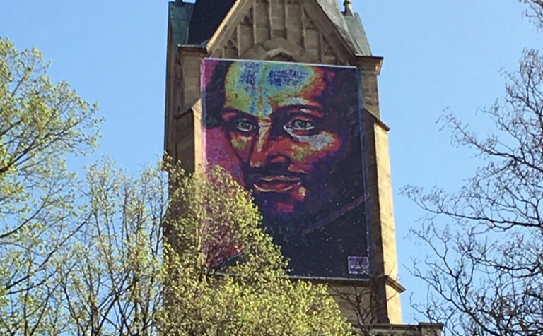 XXL- Fassadenwerbung an Kirchturm angebracht