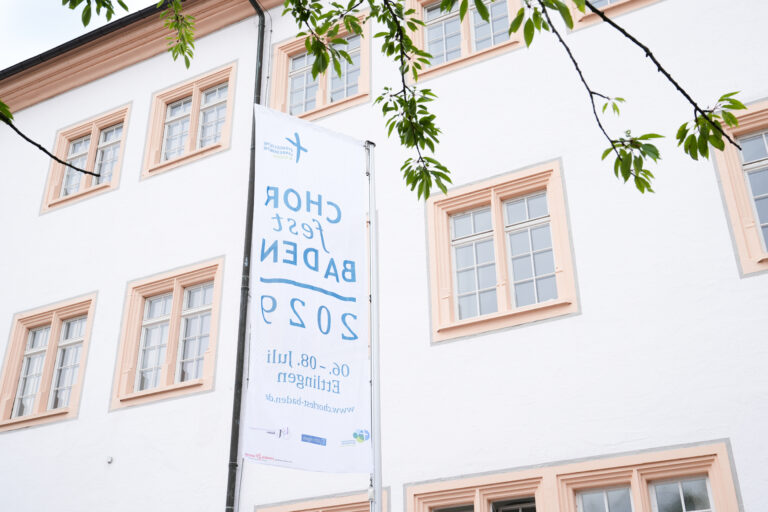 Bedruckte Werbefahne mit Auslegerkonfektion an einem Mast