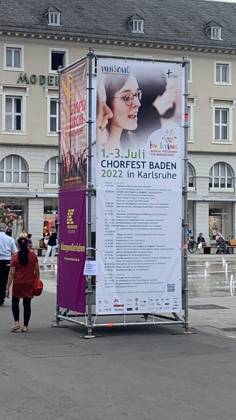 Große bedruckte Bauzaunbanner an einem Tower