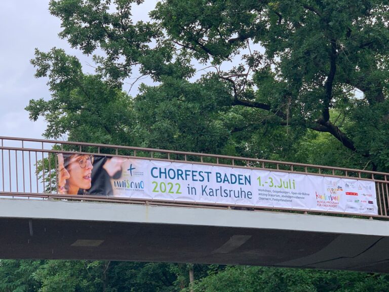 Individuell bedrucktes Spannband an einer Brücke