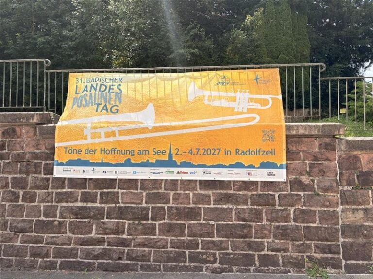 Bauzaunbanner an einer Wand mit Geländer