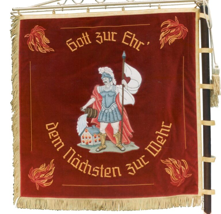 Neuherstellung gestickte Feuerwehrstandarte mit Motiv heiliger Florian löscht Brand, Traditionsspruch und Flammen