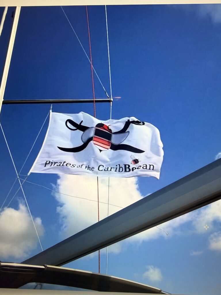 Werbefahne mit Kundenlogo an einem Segelschiff