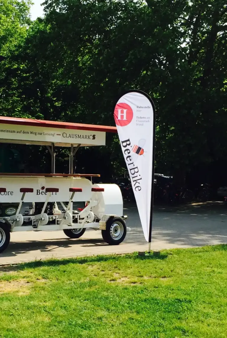 Beachflag mit Kundenlogo bedruckt bei einem Event