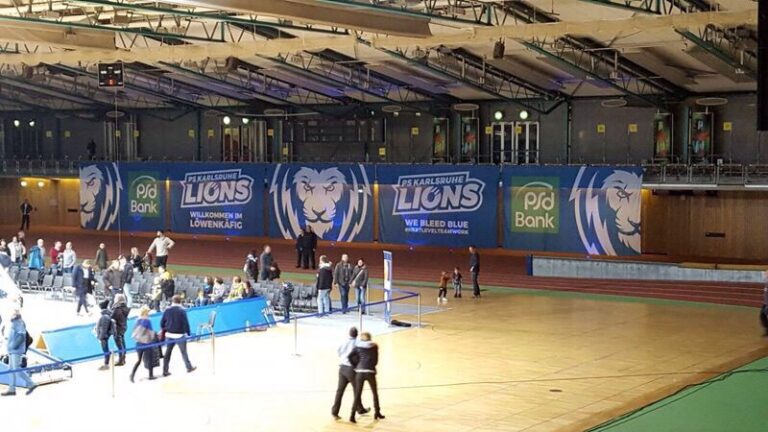 Bandenwerbung und bei einem Basketballspiel