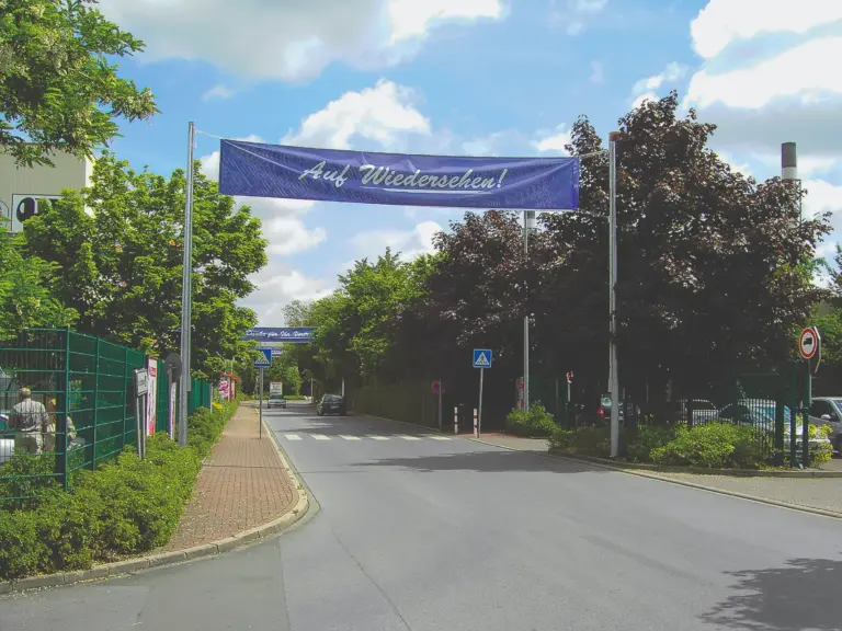 Spannband über der Straße an zwei Transparentmasten befestigt