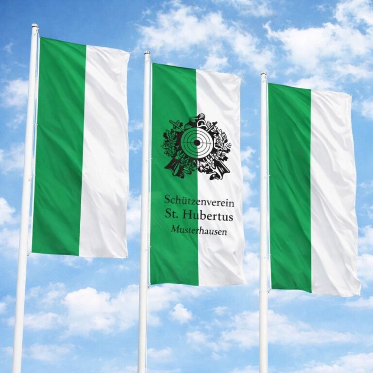 Wehende Schützenfahnen in grün/weiß und mit Wappen