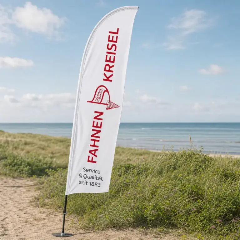 Eine Beachflag weht am Strand im Wind.