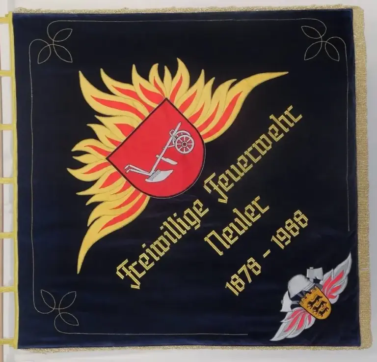 Neuherstellung gestickte Feuerwehrfahne mit Wappen, Namen und Flammen sowie Jahreszahlen