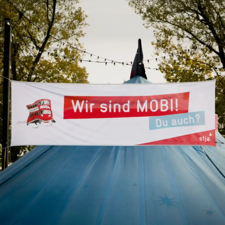 Individuell bedrucktes Spannband über einem Zelt gespannt.
