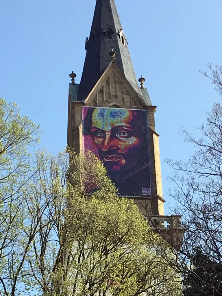 XXL- Fassadenwerbung an Kirchturm angebracht