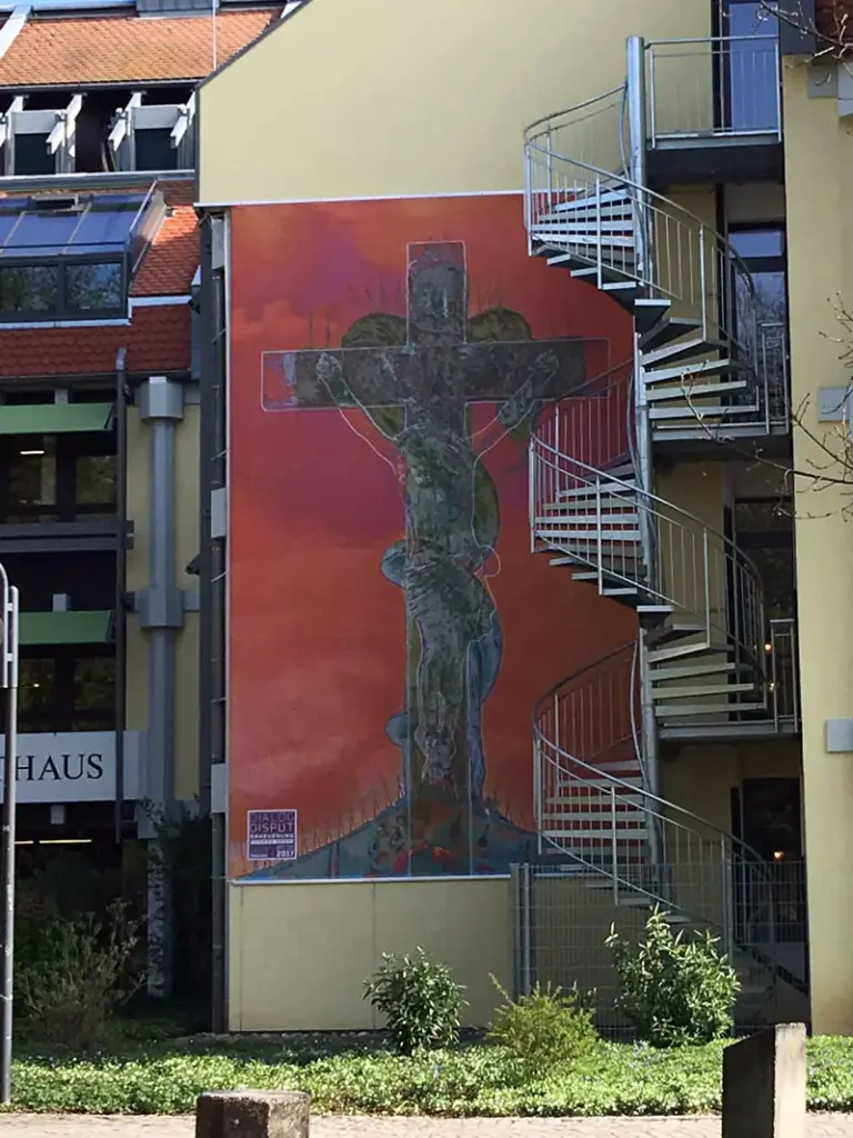 XXL- Fassadenwerbung an einer Hauswand neben einer Außenwendeltreppe