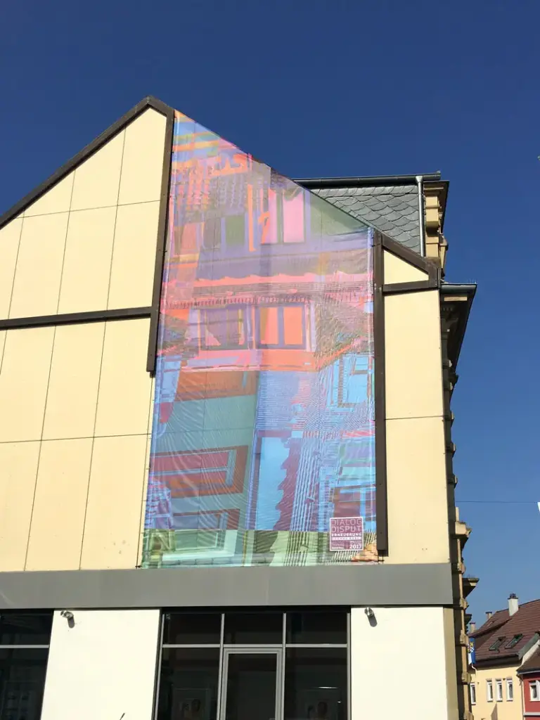 XXL-Fassadenwerbung an einer Hauswand