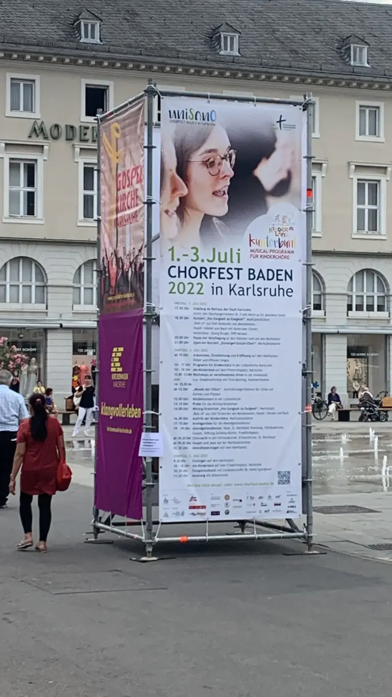 Große bedruckte Bauzaunbanner an einem Tower