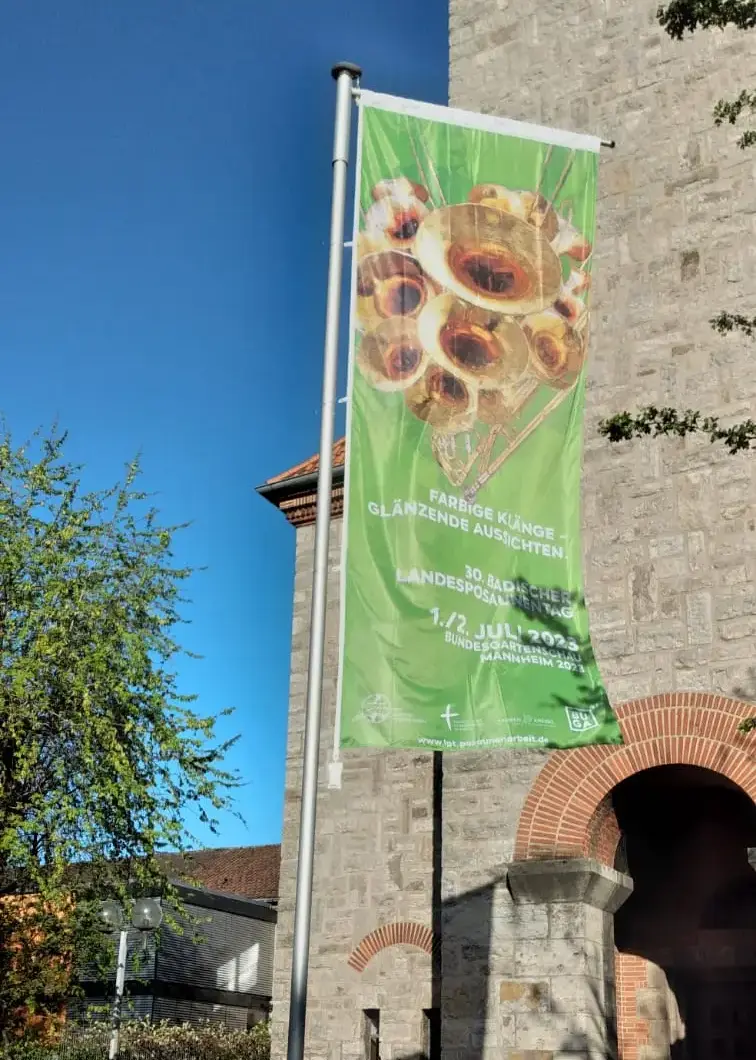 Bedruckte Werberfahne weht im Wind