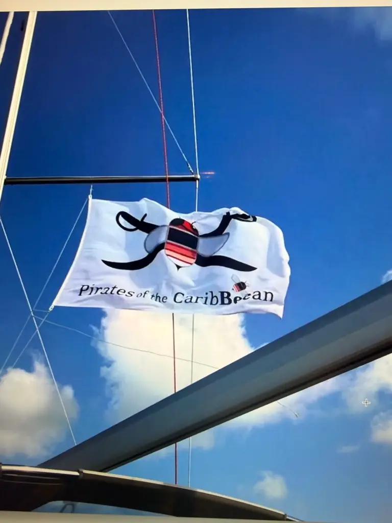Werbefahne mit Kundenlogo an einem Segelschiff
