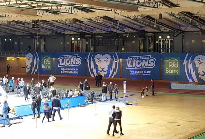 Bandenwerbung und bei einem Basketballspiel