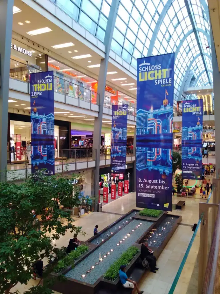 Innendekobanner in Shopping Mall