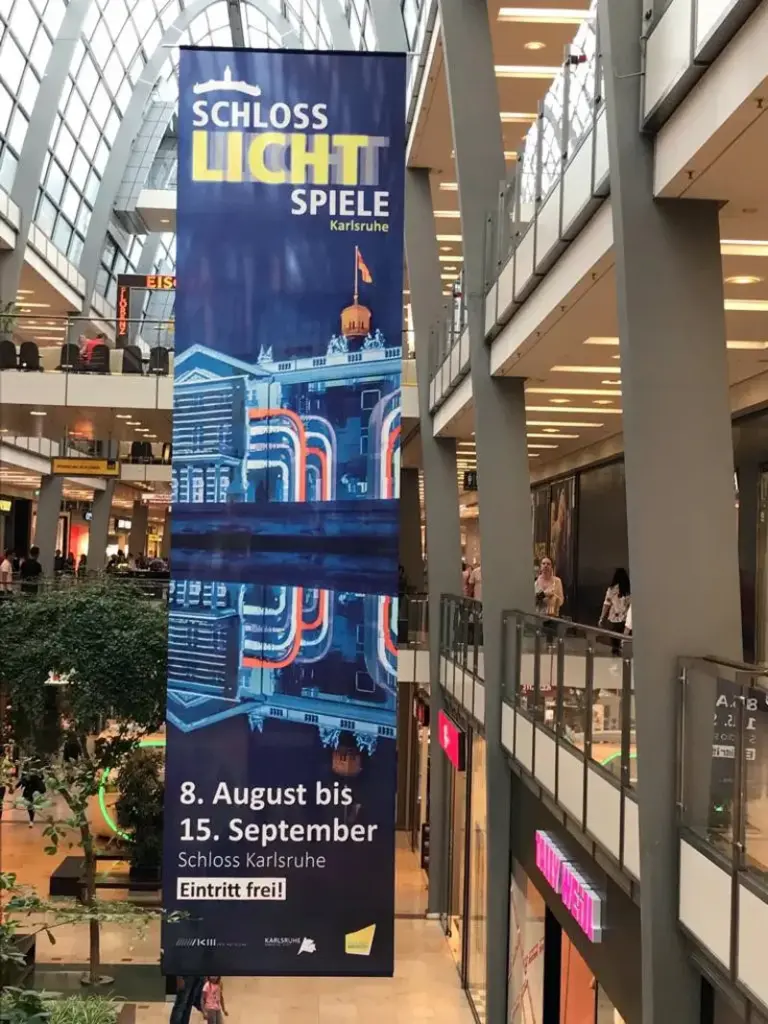 Innendekobanner in Shoppingmall