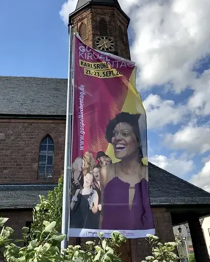 Bedruckte Werbefahnen vor einer Kirche