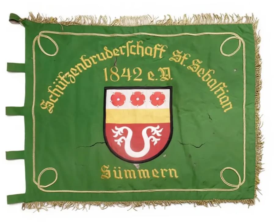 Restaurierung gestickter Schützenfahne in kaputtem Zustand vorher