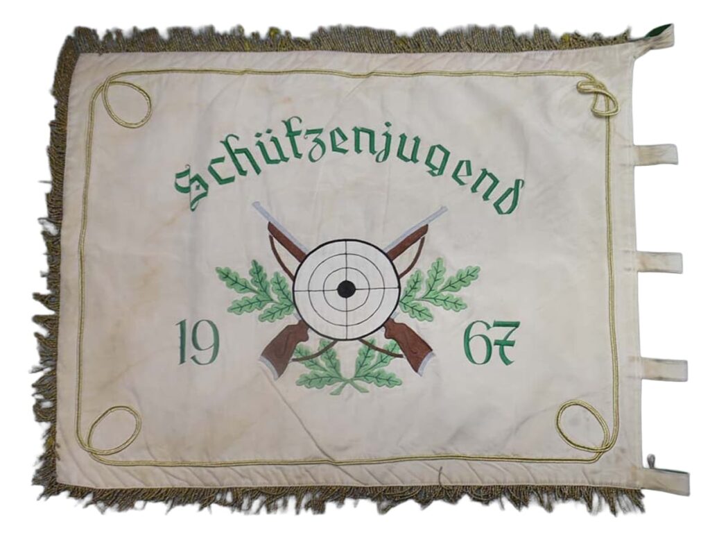 Schützenjugendfahne in kaputtem Zustand vorher