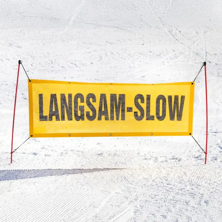 Spannband an einer Skipiste