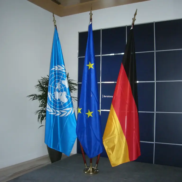 Dreifach Raumständer mit Länderflaggen und Nato Flagge