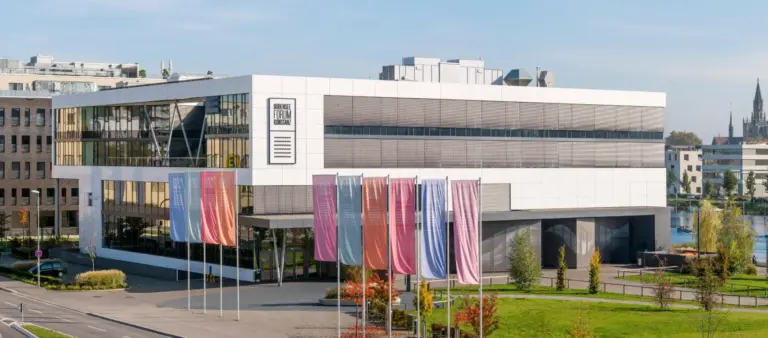 Bunte Werbefahnen vor einem Firmengebäude